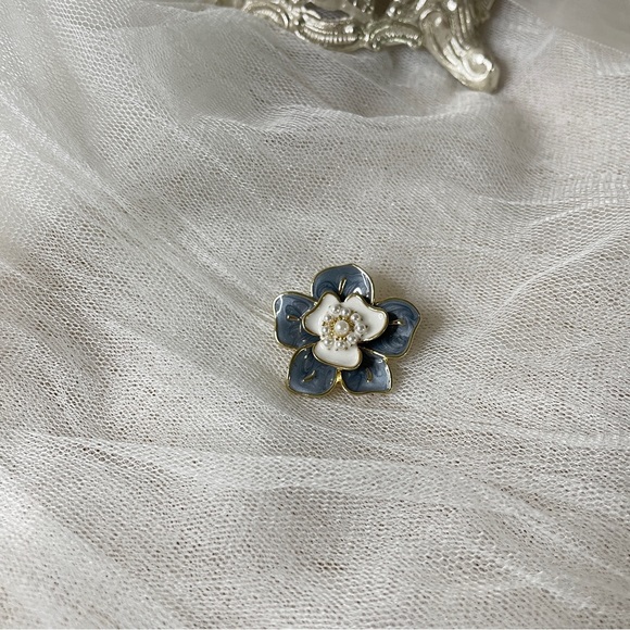 Flower brooch_small size - Picture 1 of 3